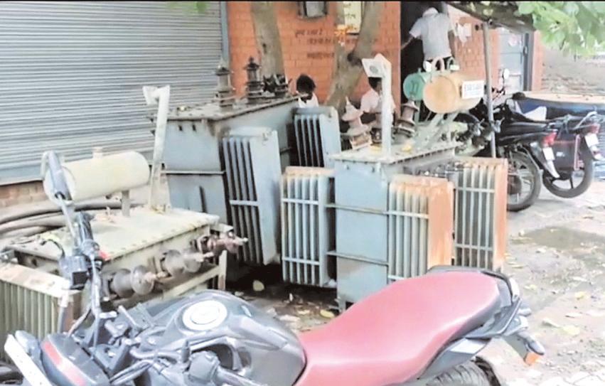 बिजली विभाग ने हाउसिंग बोर्ड कॉलोनी में सीवर लाइन के ऊपर ट्रांसफार्मर रखें सीवर लाइन बंद लोग परेशान