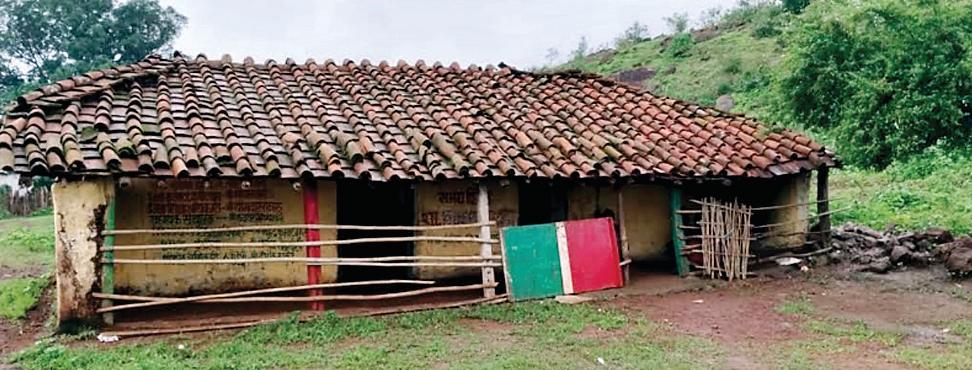 25 साल से ज्यादा समय से कच्चे मिट्टी के मकान में चल रहा सरकारी स्कूल