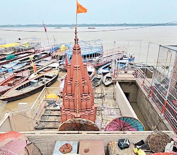 गंगा के उफान से घाटों पर संकट, डूबीं मंदिर चौकियां, ठप हुई रोजी-रोटी