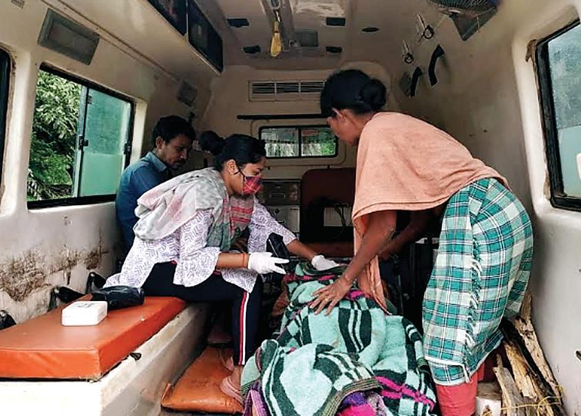 सड़कों की बदहाल स्थिति होने के कारण स्वास्थ्य सुविधा से वंचित हो रहे ग्रामीण