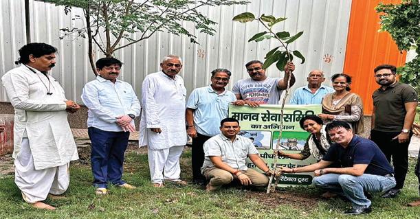 सावन के पहले सोमवार को मानव सेवा समिति ने लगाए त्रिवेणी पीपल, बढ़, नीम के पौधे