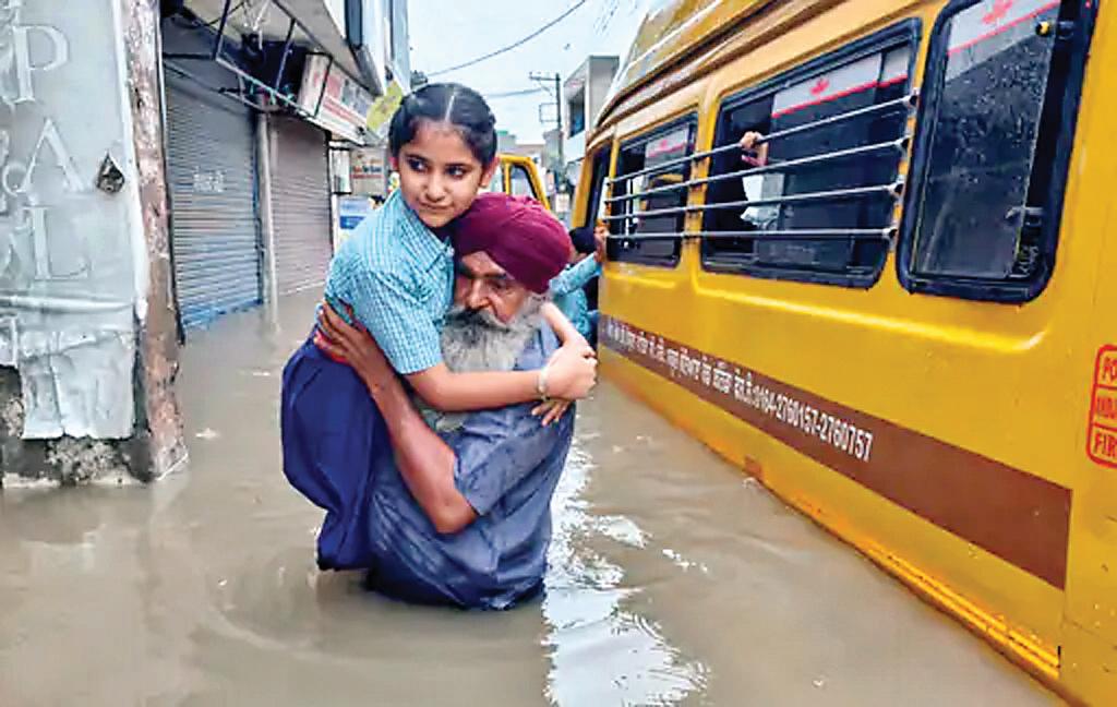 देश के कई राज्यों में बारिश से बाढ़ जैसे हालात, स्कूलों व घरों में घुसा पानी