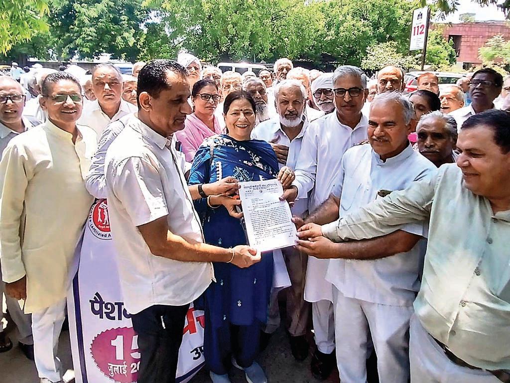 पेंशन बढ़ोतरी रोकने के वित्त अधिनियम के खिलाफ सैकड़ों पेंशनर्स ने डीसी ऑफिस पर किया प्रदर्शन