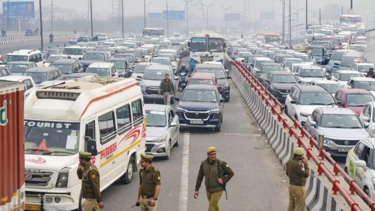 कालिंदी कुंज से नोएडा के बीच भारी जाम, दो घंटे फंसे रहे लोग