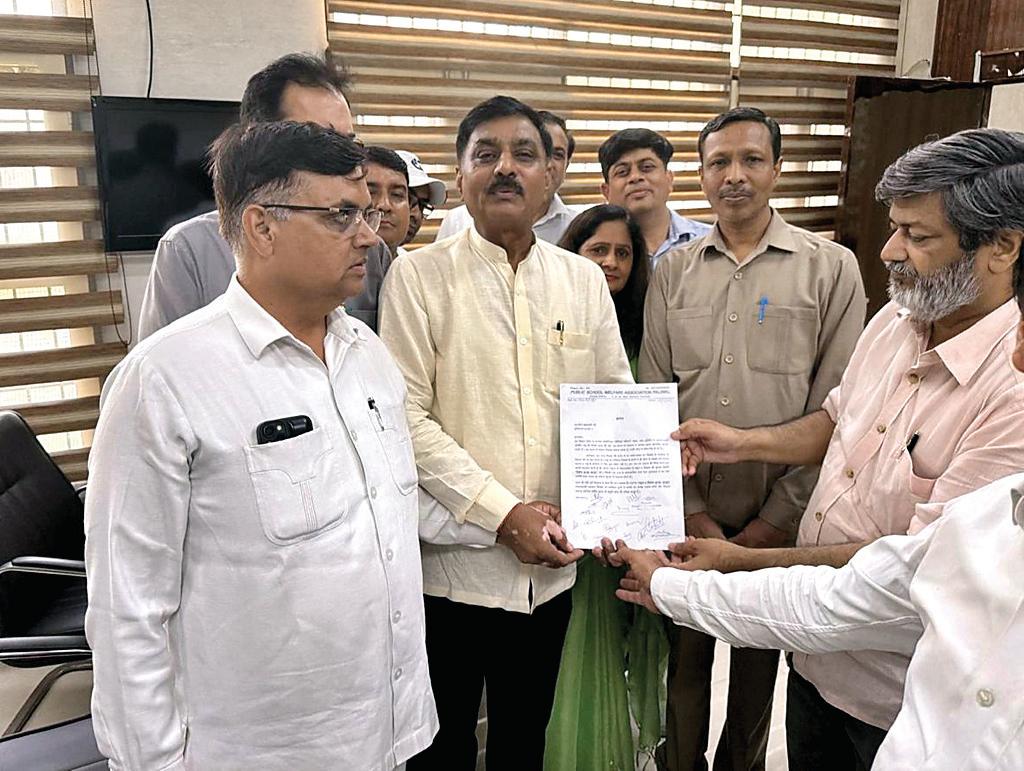 पलवल में पब्लिक स्कूल वेलफेयर एसोसिएशन ने हिसार में दो छात्रा द्वारा प्रिंसिपल की हत्या को लेकर ज्ञापन सौंपा
