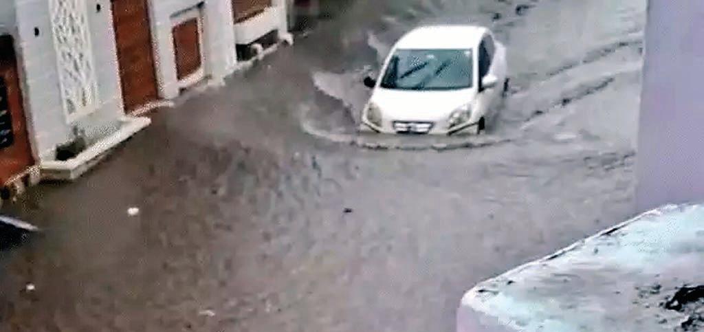 खराब मौसम के कारण दिल्ली की 5 फ्लाइट की गई डायवर्ट