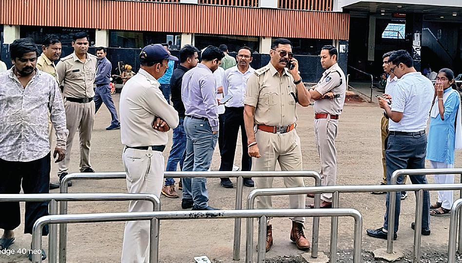 रेलवे अधिकारियों ने रेलवे स्टेशनों का निरीक्षण किया