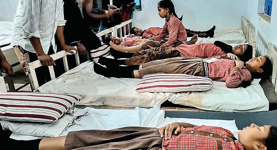 कोडरमा के निजी स्कूल में बड़ा हादसाः छत गिरने से आधा दर्जन बच्चे और एक मजदूर घायल, इलाज जारी