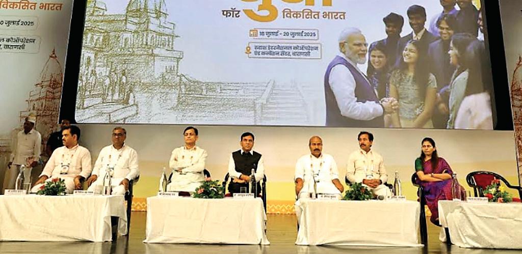 केंद्रीय मंत्री डॉ. मनसुख मंडाविया ने वाराणसी में 'युवा आध्यात्मिक शिखर सम्मेलन' का उद्घाटन किया