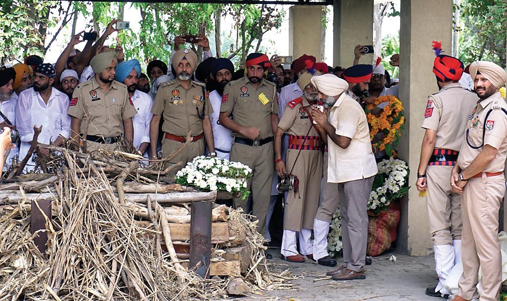 विधायक परगट सिंह ने ब्यास पिंड में महान धावक फौजा सिंह को श्रद्धांजलि अर्पित की