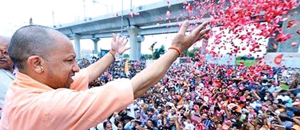 सीएम योगी ने कांवड़ियों पर की पुष्प वर्षा, शिवभक्तों की श्रद्धा का किया सम्मान