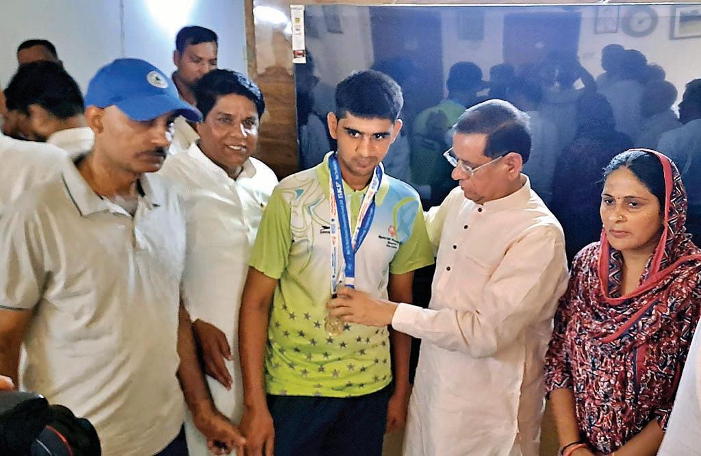 खुले दरबार में पहुंचे खिलाड़ी सिद्धार्थ की समस्या खेल मंत्री को बताकर दिलाई राहत