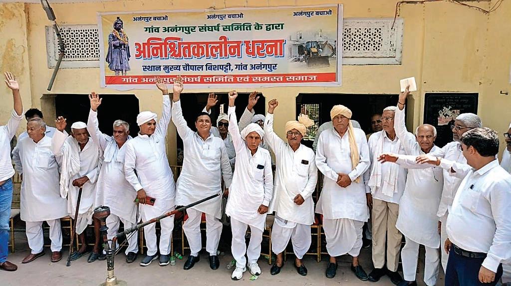 अनंगपुर चौपाल पर चल रहे धरने का समर्थन करने पहुंचे पलवल, बागपत उत्तर प्रदेश से लगभग सभी खापों के सरदार
