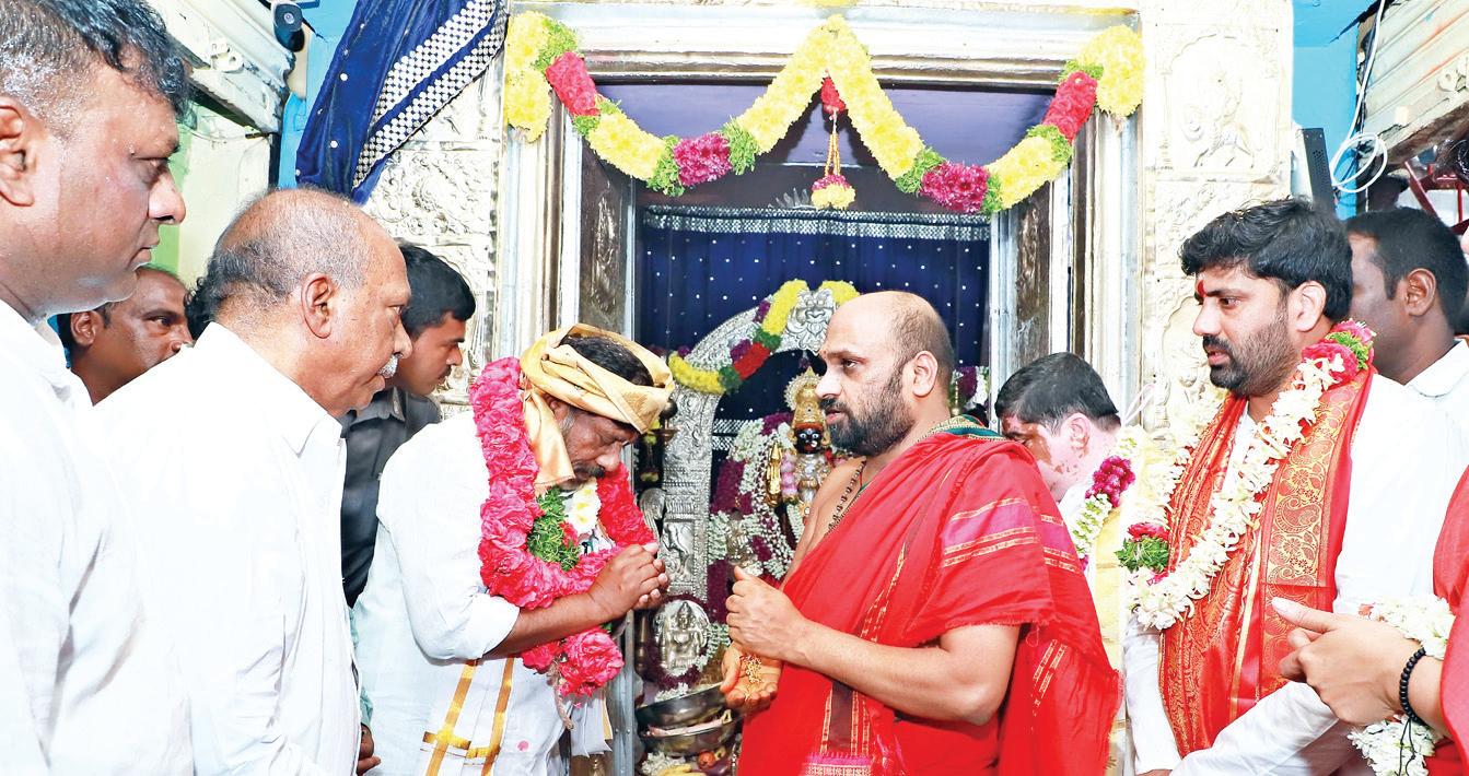 बोनालु उत्सव में लगा भक्तों का तांता, डिप्टी सीएम और मंत्रियों ने की पूजा