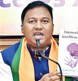 फादर पर छात्राओं से यौन शोषण का आरोप, भाजपा ने प्रशासन पर उठाए सवाल