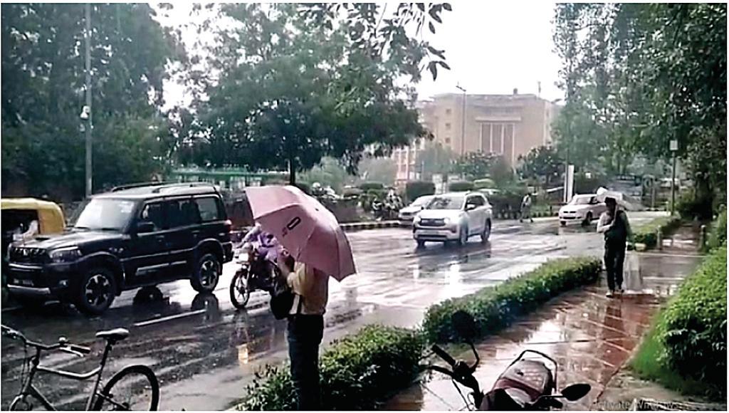 दिनभर उमस से बेहाल रहे लोग, शाम को कई जगह हुई बारिश, जानें कल का पूर्वानुमान