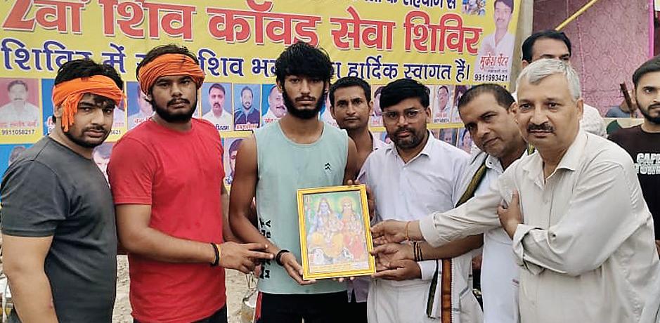 101 लीटर 121 लीटर 131 लीटर 181 लीटर की कावड लाने वाले हुए सम्मानित