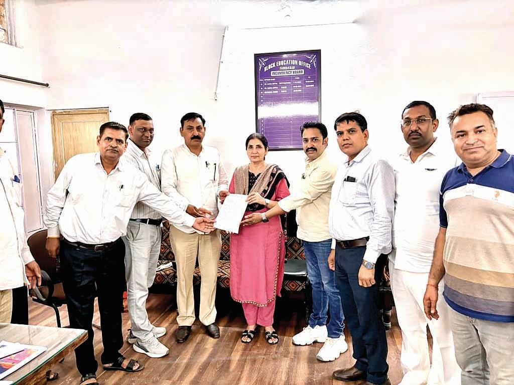 सरकार राजकीय स्कूलों को बंद करने पर आमादा : मुकेश गर्ग