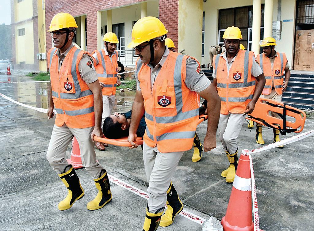 एनडीआरएफ, सीआरडीएफ व जिला प्रशासन की ओर से आपदा से बचाव को लेकर लघु सचिवालय में किया गया मॉक ड्रिल का अभ्यास
