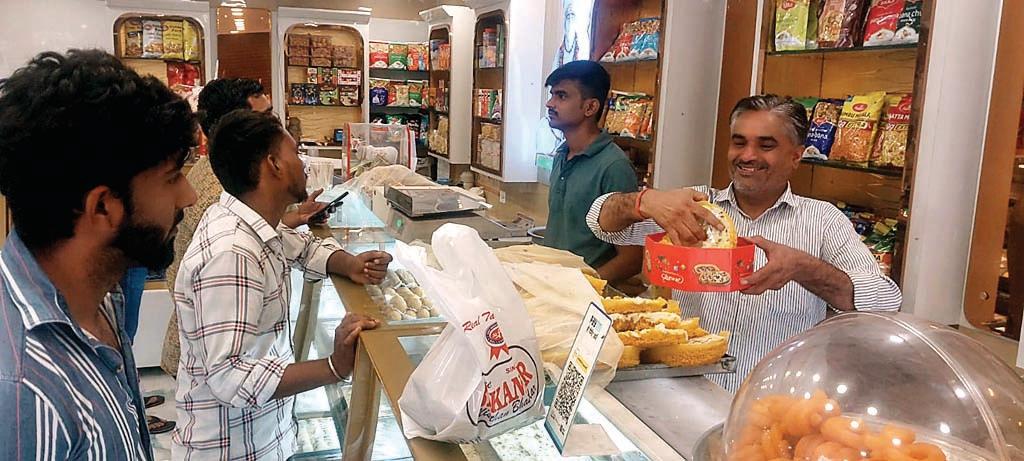 सावन में बारिश का झड़ लगते ही सावन की मिठाई घेवर की बिक्री बढ़ी