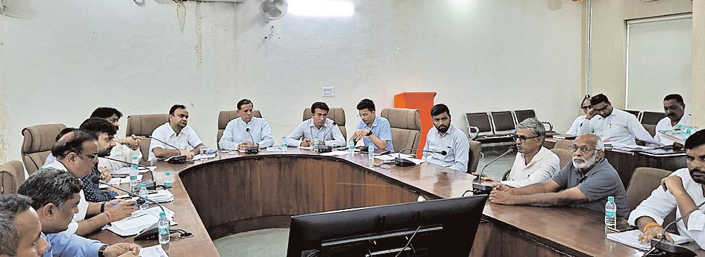 नगर निगम आयुक्त धीरेंद्र खडगटा एवं अन्य अधिकारियों के साथ विकास को लेकर की गई समीक्षा बैठक
