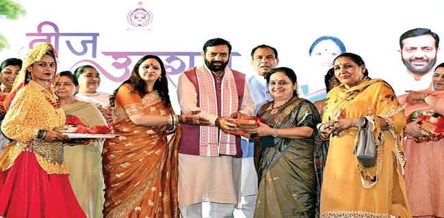 मुख्यमंत्री नायब सिंह सैनी को निगम महापौर प्रवीण जोशी ने तीज कोथली भेंट