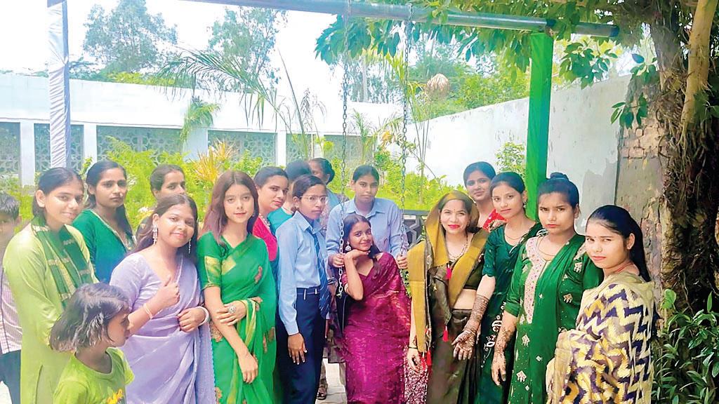 सरस्वती स्कूल सिकरौना में मनाया तीजोत्सव