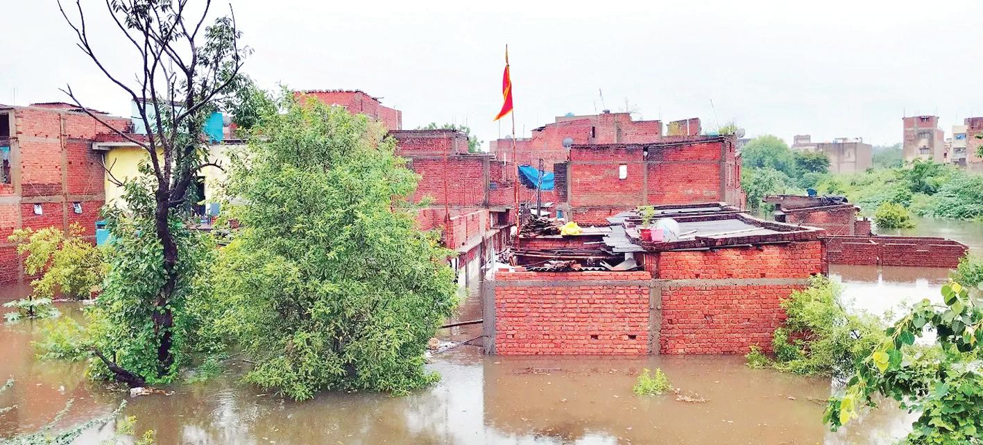 बाढ़ के कारण निचले इलाकों की बस्तियां डूबी, एनडीआरएफ ने शुरू किया रेस्क्यू ऑपरेशन