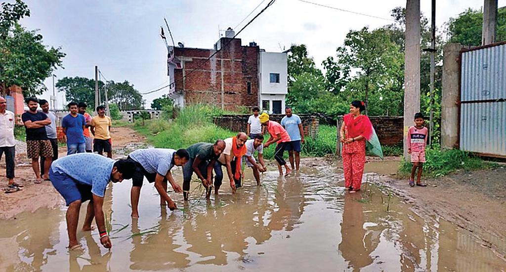 जलभराव को लेकर फूटा लोगों गुस्सा