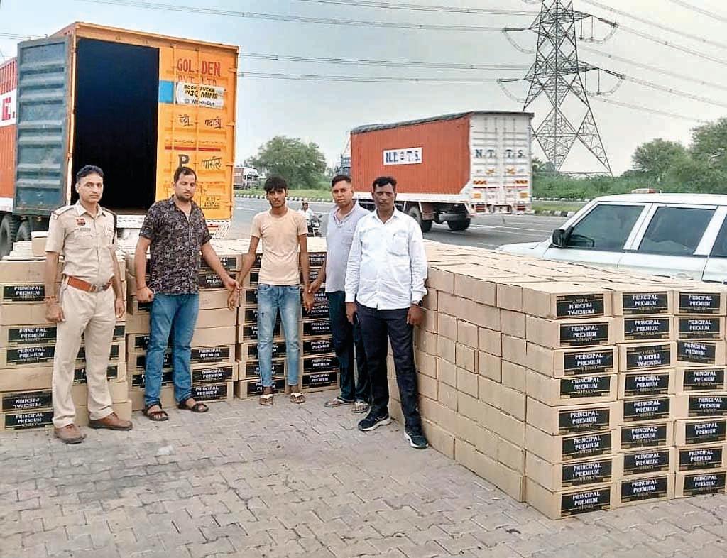 70 लाख रुपए की 1091 पेटी अंग्रेजी शराब की बड़ी खेप सहित चालक तस्कर गिरफ्तार