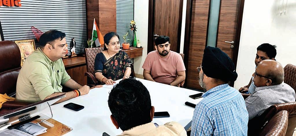 भाजपा जिला कार्यालय पर महापौर प्रवीण बत्रा जोशी ने कार्यकर्ताओं की समस्याएं सुनी, किया त्वरित समाधान