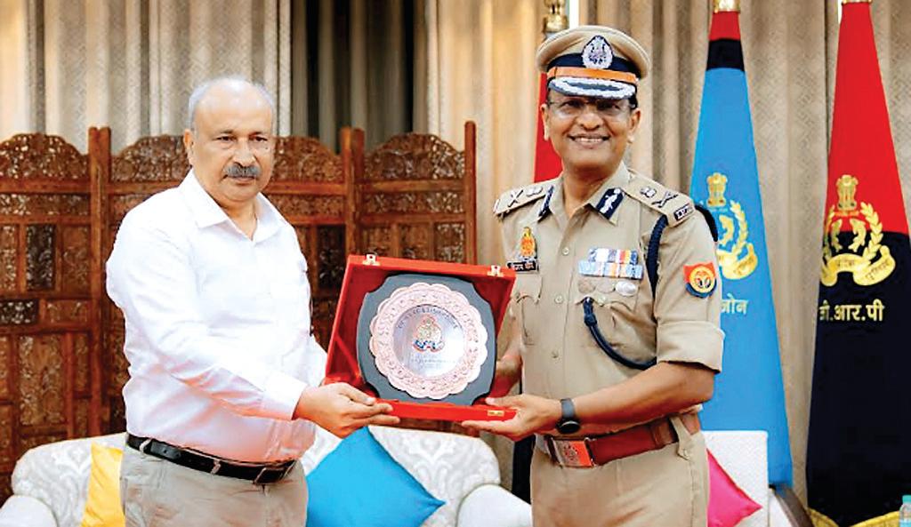 अधिवर्षता आयु पूर्ण कर सेवानिवृत्त होने वाले आईपीएस अधिकारी का विदाई समारोह