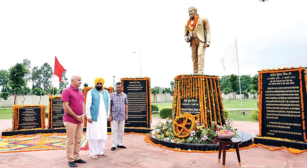 सीएम भगवंत मान और अरविंद केजरीवाल ने शहीद ऊधम सिंह को श्रद्धा के फूल अर्पित किए