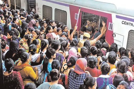 मुंबई लोकल में 2024 में 2,282 लोगों की मौत