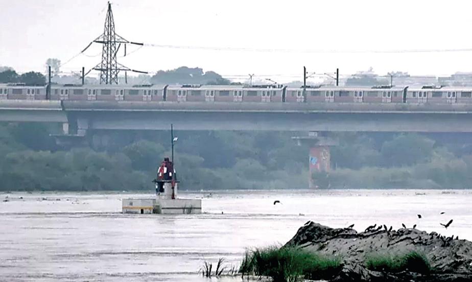 पहाड़ों पर हो रही बारिश का दिल्ली में असर, यमुना का जलस्तर बढ़ रहा
