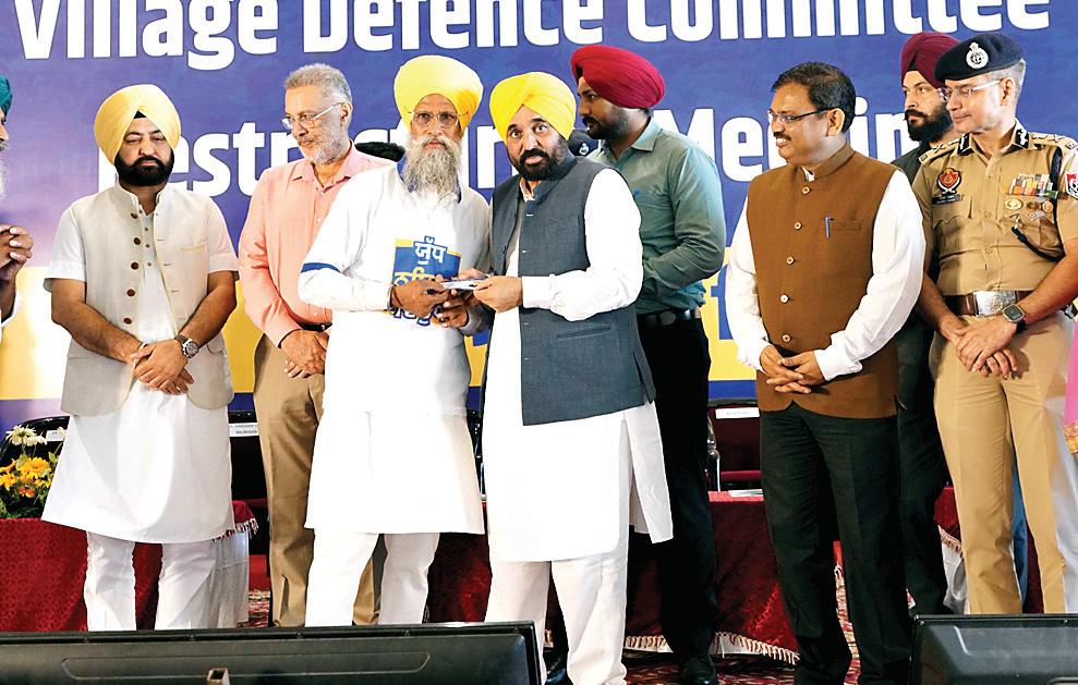 पारंपरिक राजनीतिक पार्टियां नशा तस्करों के पक्ष में हैं या विरोध में, स्पष्ट करें: सीएम