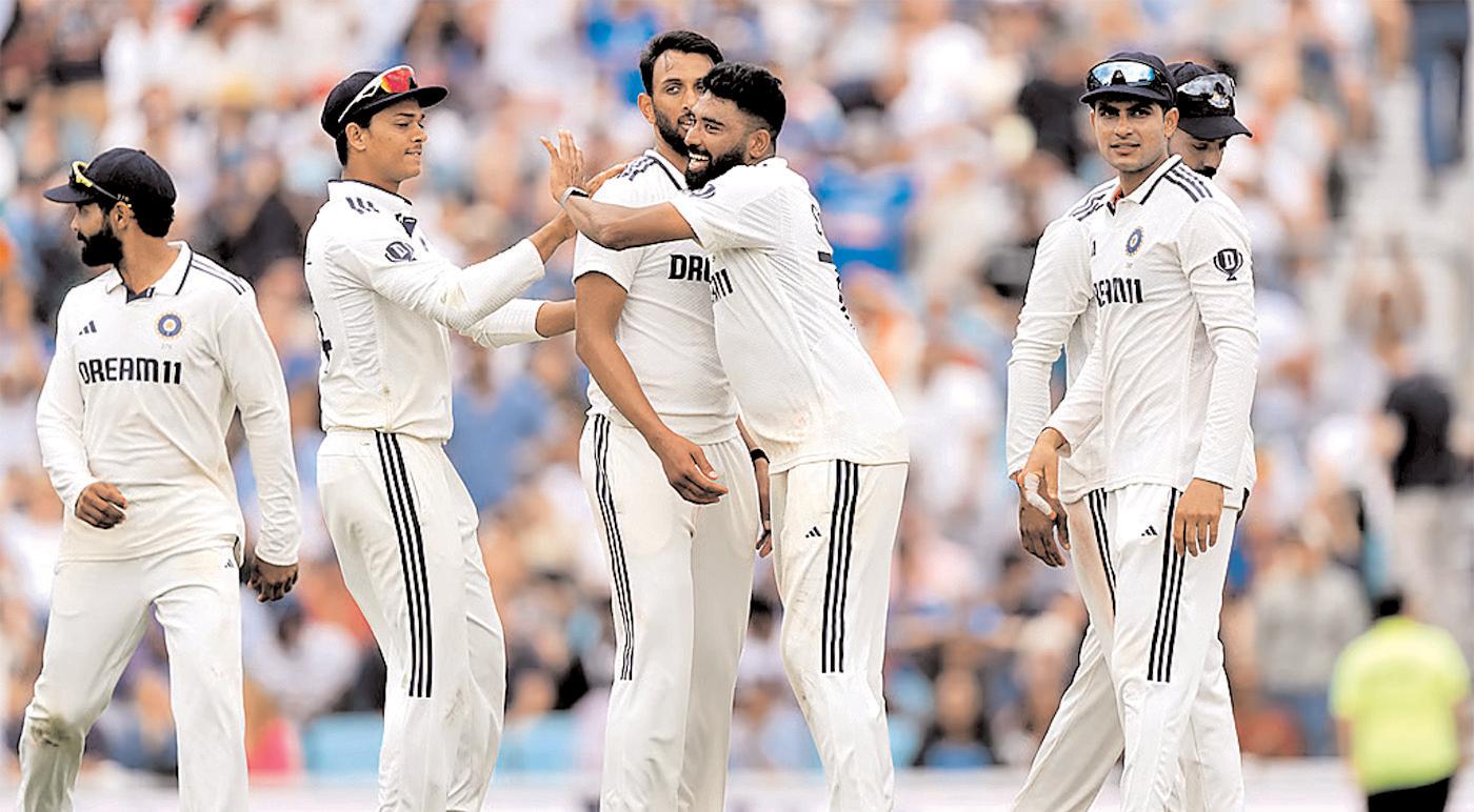 सिराज-प्रसिद्ध की गेंदबाजी ने पलटा मैच