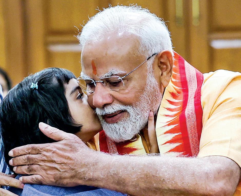 पीएम मोदी ने स्कूली छात्राओं से बंधवाई राखी, गले लगाया, दुलारा