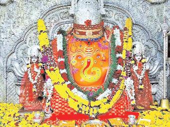 इंदौर के गणेश मंदिर की दीवार पर बनाया जाता है उल्टा स्वास्तिक