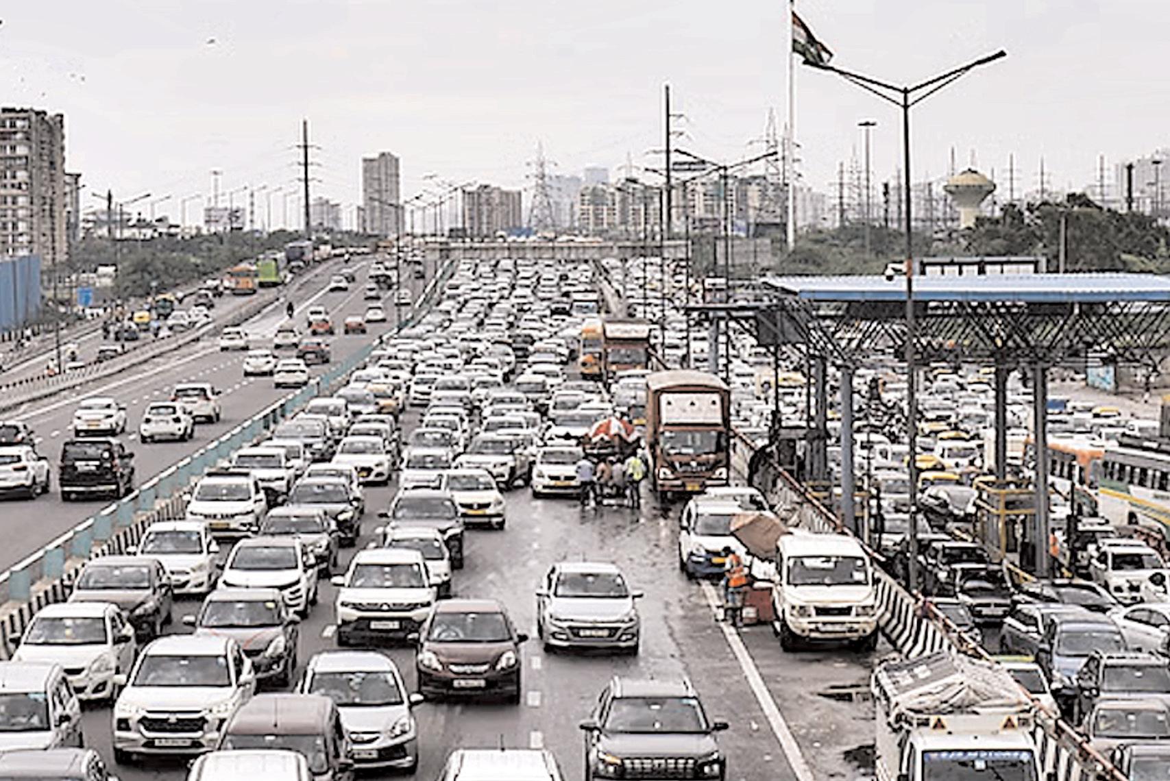 दिल्ली-NCR में 'मूसलाधार आफत': त्योहार वाले दिन सरकारी दावे फेल, दरिया बनीं सड़कें, रक्षाबंधन पर बेबस दिखे लोग