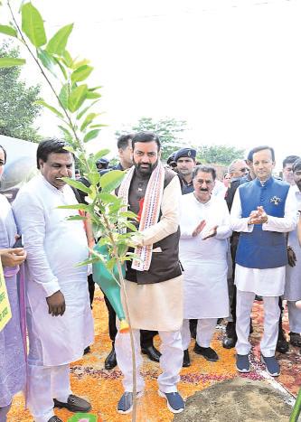मुख्यमंत्री ने कुरुक्षेत्र के गांव थाना के ब्रह्मसरोवर का किया निरीक्षण, थाना राजकीय स्कूल के प्रांगण में किया पौधा रोपण