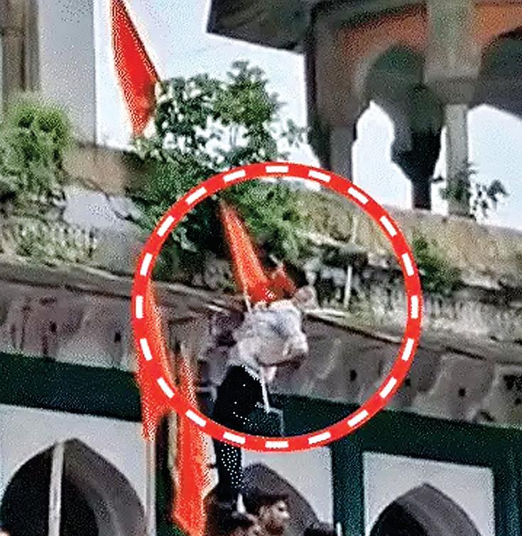 यूपी के फतेहपुर में मकबरे पर भगवा लहराया, मचा बवाल, किया पथराव