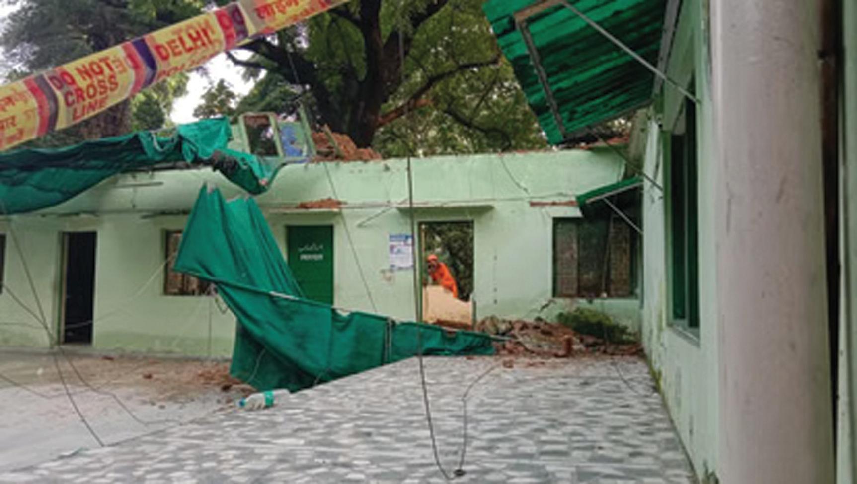 दिल्ली के निजामुद्दीन में बड़ा हादसा, दरगाह के कमरे की छत गिरी, एक बच्चे समेत 5 की मौत
