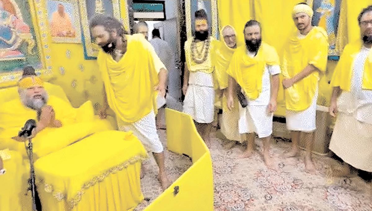 प्रेमानंद महाराज के सामने कागज से नोट बनाया