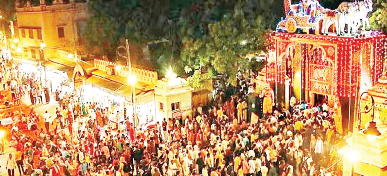 मथुरा-वृंदावन पहुंचे बांके बिहारी के लाखों भक्त, मंदिर के बाहर लंबी कतारें