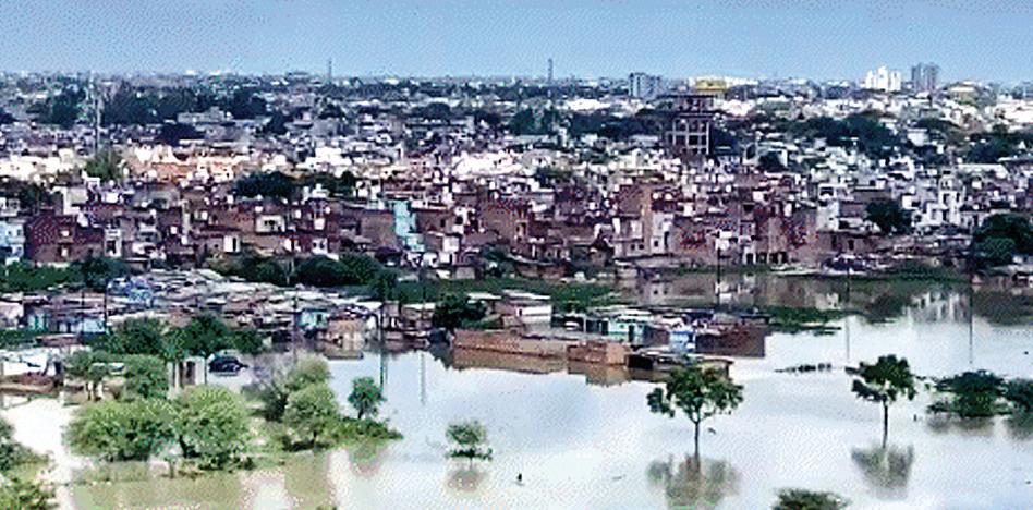 कानपुर में उफान पर गंगा, 12 गांवों में घुसा पानी