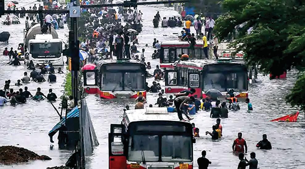 मुंबई में भारी बारिश, 14 ट्रेन कैंसिल, 250 फ्लाइट्स लेट, महाराष्ट्र में दो दिन में 14 मौतें