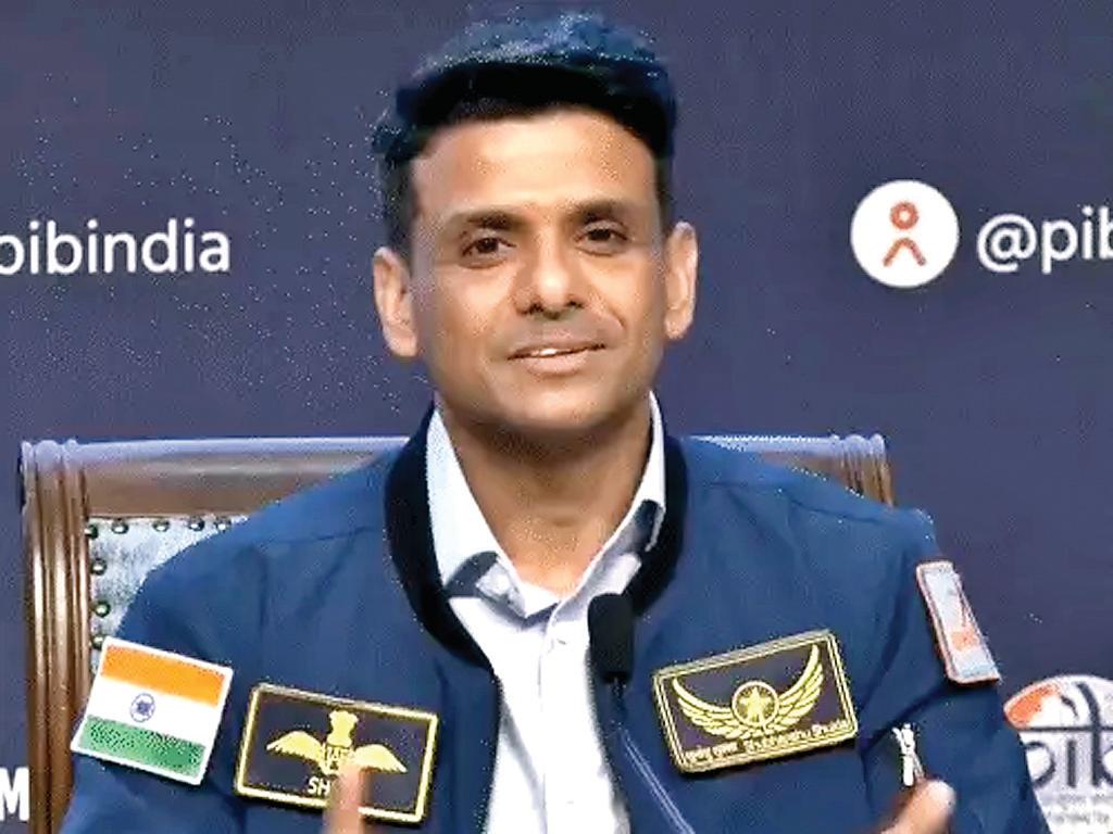 अंतरिक्ष में रहकर हमें जो अतिरिक्त ज्ञान मिलता है वह अमूल्य