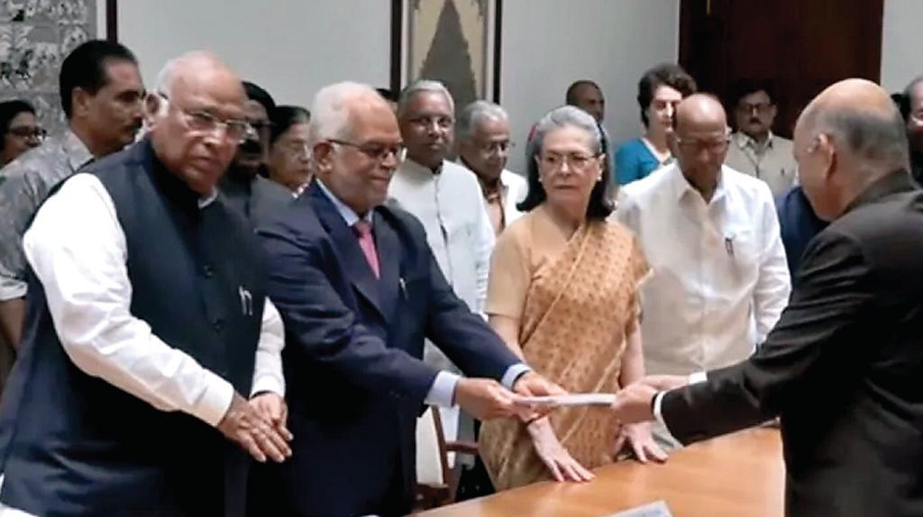 इंडिया उम्मीदवार बी सुदर्शन रेड्डी ने दाखिल किया नामांकन
