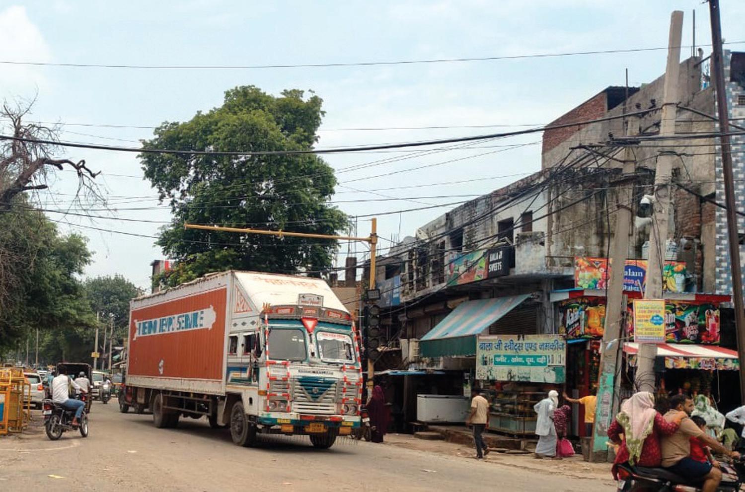 तावडू में ट्रैफिक लाईटें बंद होने से चौक पर लगा रहता है जाम, लोग परेशान